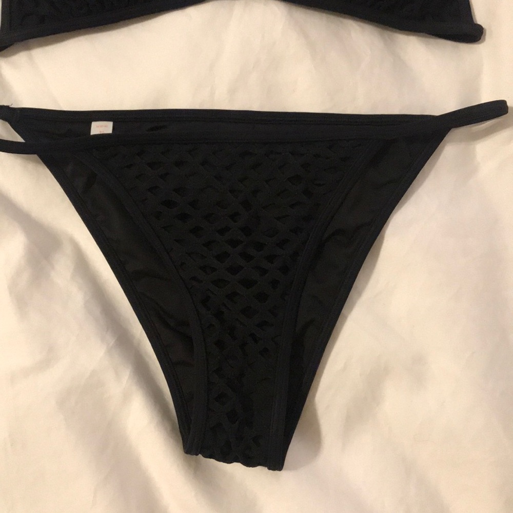 Black bikini - Picture 3 of 5
